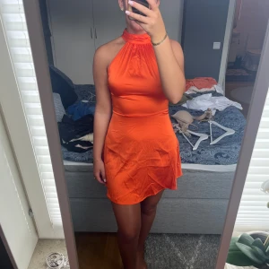 Orange ärmlös klänning - Säljer en superfin orange klänning som är perfekt för sommaren! Orange miniklänning med öppen rygg! 119kr Stl s