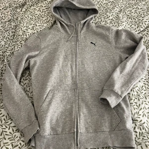 Puma hoodie - säljer denna gråa puma hoodien som ej kommer till användning, den är i stl M men den sitter som en S!💕