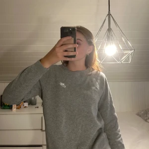 Grå sweatshirt från Nike - Säljer en grå sweatshirt från Nike i storlek barn XL. Den är supermjuk och perfekt för både vardag och träning. Tröjan har en klassisk Nike-logga på bröstet och är i ett bekvämt bomullsmaterial. Perfekt för höst och vinter! passar mig som har s/m 