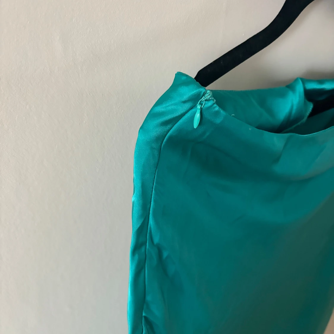 Turkos långkjol i satin - 90