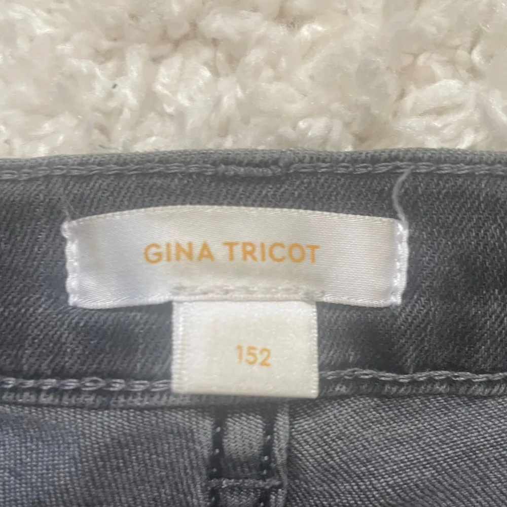 Säljer ett par snygga grå jeans från Gina Tricot. De har en bootcut-stil som ger en retro vibe och är perfekta för både vardag och fest. Jeansen är i bra skick och har en klassisk femficksdesign.. Jeans & Byxor.