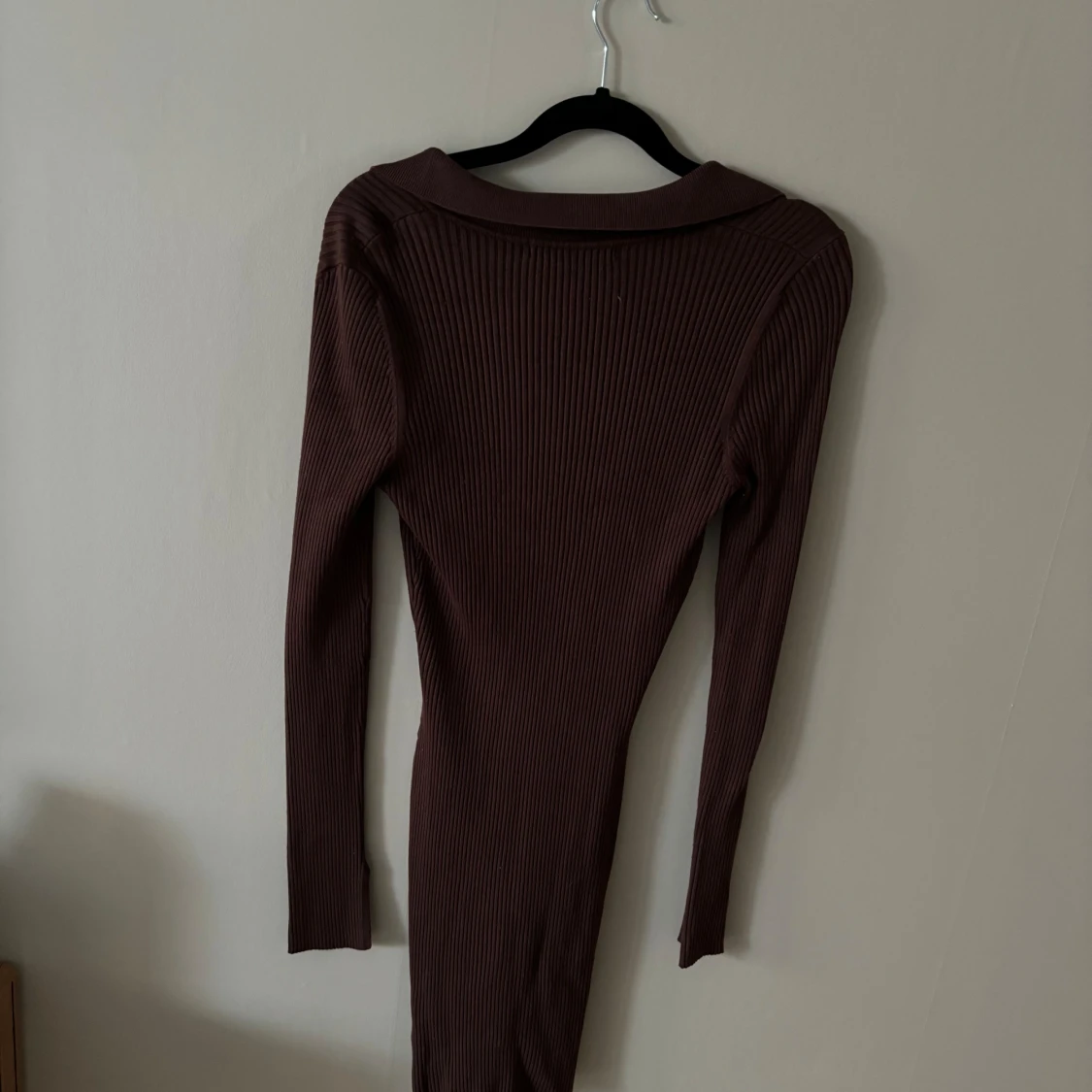 Brun ribbad klänning från BikBok - 91