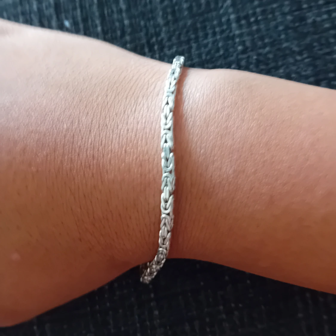 Flätat silverarmband