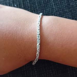 Säljer en kejsarlänk armband i silver. Det har en elegant och enkel design med en säker klolås. Perfekt för både vardag och fest!