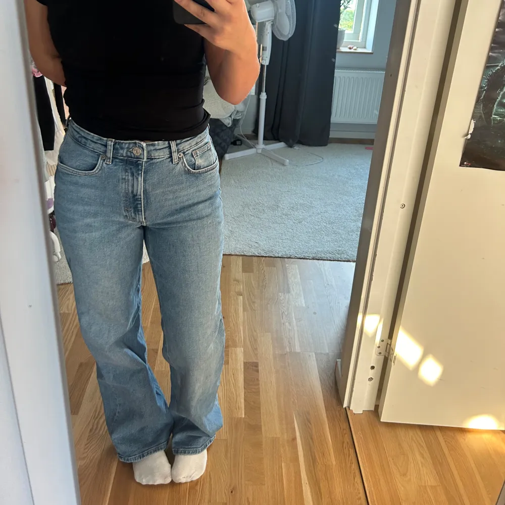 Säljer dessa fina jeans från only, det står att storleken är 29/32 men passar mig som vanligen är storlek 36/S . Jeans & Byxor.