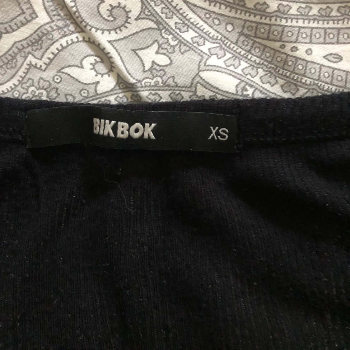 Svart croppad topp från Bik Bok - 93