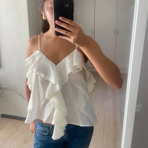 linne med volanger - superfint helt oanvänt linne från hm me volanger❤️‍🔥