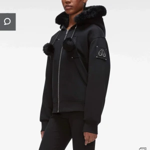 Moose Knuckles jacka  - Intressekoll på min helt oanvända/nya mosse knuckles jacka köpt för 3500kr och är såklart äkta. Den är i storlek S. Vid snabb affär går det att lösa billigaste priset 😊💕