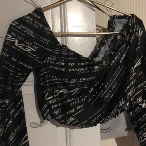 Crop top 🏎️ - Riktigt snygg topp som kan bäras löst eller mer tight med hjälp av resår upptill och nertill! Endast provad, aldrig använd = tröja i superskick!