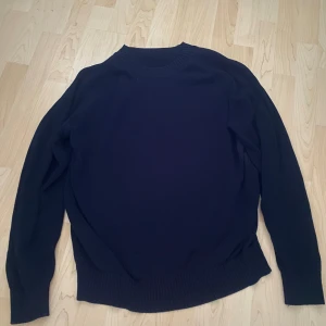 Massimo dutti stickad tröja - Väldigt bra skick, inga hål eller märken. Använd väldigt lite.