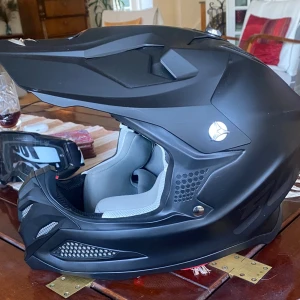 Cross hjälm (med mips) - Som ny, använd max 10 gånger. Hjälm och glasögon köpta för 4100kr. Aldrig ramlat med hjälmen och inte heller tappat den. Hjälmen har mips och är gjord av kolfiber. Glasögon medföljs.  Storlek: XS