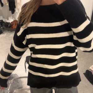 Tjock tröja  - Säljer denna fina tjock tröja med slits i sidan💞