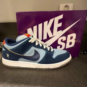 Säljer ett par Nike SB Dunk Low Pro i väldigt fint skick!!! Obs (dessa är replik@s⚠️) . Låda ingår i köpet. Perfekta för dig med streetwear eller casual stil🔥 Vid frågar är det bara att kontakta😊