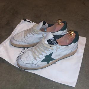 Golden Goose ballstar 42 - Golden Goose ballstar i schysst skick, storlek 42  Äkthetsbevis kan fås bild på vid intresse och skickas självklart med vid köp  Ballstar, superstar, lanvin, valentino, maison margiela 