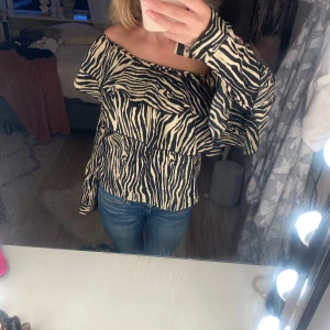 Blus - Jätte snygg blus med väldigt coola detaljer, blusen har ett litet hål i armhålan men som man inte ser när man använder 💓💓