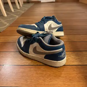 Hej!  Säljer ett par Air Jordan 1 low i färg blå, storlek 42,5. Säljer de eftersom jag inte använder de längre. Hör av er vid eventuella frågor och funderingar!