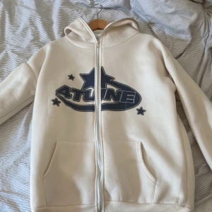 y2k hoodie 4tune - Någon hoodie jag thrifta som aldrig blev använding inga täcken på användning. S men passar som M beroende på hur man vill att den ska sitta