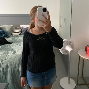 Marinblå stickad tjocktröja - Supermysig marinblå stickad tjocktröja! Passar mig som har storlek XS/S superbra. Skriv till mig för mer bilder/detaljer. Använd gärna köp nu!☺️