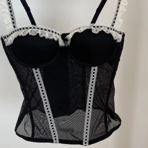 skitsnygg corsett - vintage corsett med lace-detaljer🎀 i storlek 36 och passar någon med B-kupa!  den är i perfekt skick då den knappt har använts💞