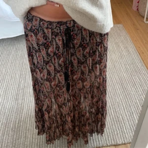 Lång zara kjol - Säljer min zara kjol som är köpt här på plick. Är i helt nytt skick och har inga defekter alls! (Bilden är lånad från förra ägaren)