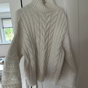 Stickad tröja  - Jättefin och varm stickat tröja från Gina. Använd 2 gånger 