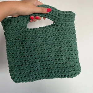Virkad väska - Forest Green - Handgjord väska virkad i slittåligt ekologiskt bomullsgarn.  Mått: 26x24 cm