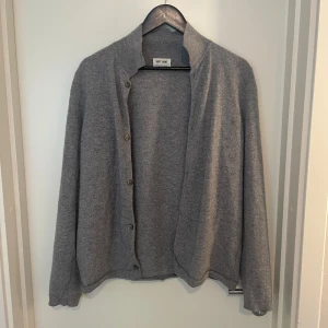 Soft goat cardigan - Säljer nu min riktigt feta 100% kashmir soft goat cardigan i storlek M (passar även S). Tröjan är i nyskick då jag endast använt den en gång. Nypris är 2999 kr och slutsåld överallt. Skriv vid fler frågor eller funderingar🤙