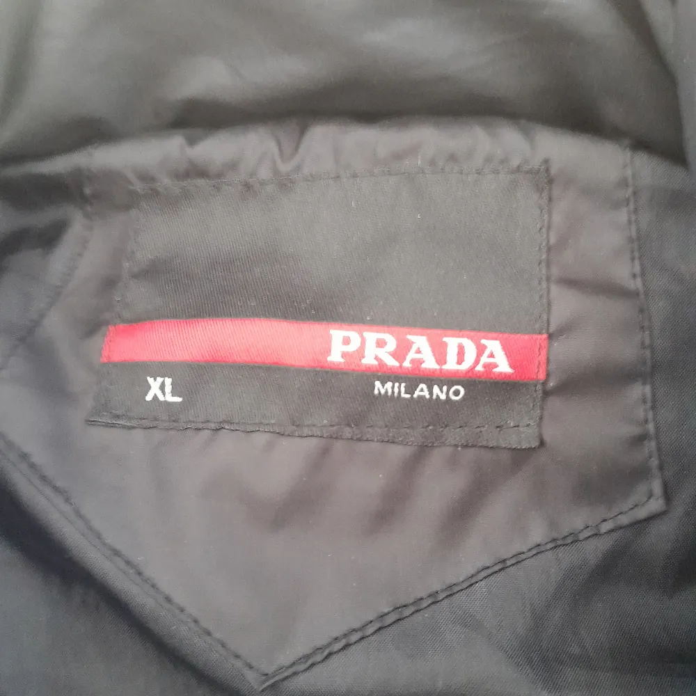 Prada väst, begagnad med i bra skick. Innerficka lite trasig med går att laga för den händige.. Övrigt.