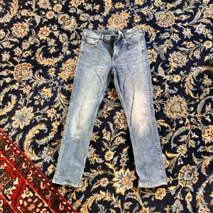 Jeans - Straight eller baggy jeans beroande på längd och storlek! Står storlek 31 men skulle säga att det är 34. Helt defekt fria! 🥰💪🏼  Dem är för långa för mig och söker därför dem. Jag är 1,61 som referens <3 