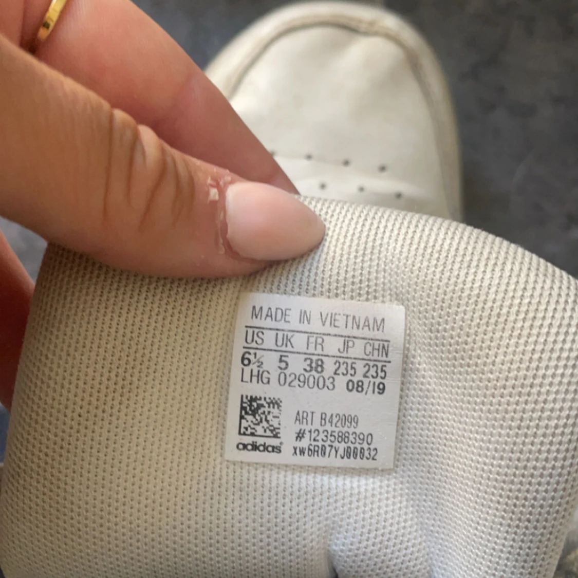 Jag säljer dom här jätte fina vita Adidas skorna för dom inte kommer till användning, dom säljs för bra pris! Dom är använda men i väldigt gott skick ( lite smutsiga men allt går att få bort pga att det är läder )  #adidas #billigt #populärt - 91