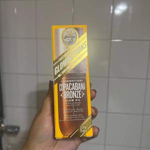 Copacabana bronze oil som köptes på kicks för 419kr. Jag köpte två som en back up men min första har hållt så länge att den andra aldrig kom till användning. Den är oöppnad. Doftar som deras 62a och man kan även ha den i ansiktet som bronze drops.