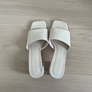 Beiga/vita klackskor - Tecken på användning finns (se bilder), de fläckar som finns går enkelt att tvätta bort🌸