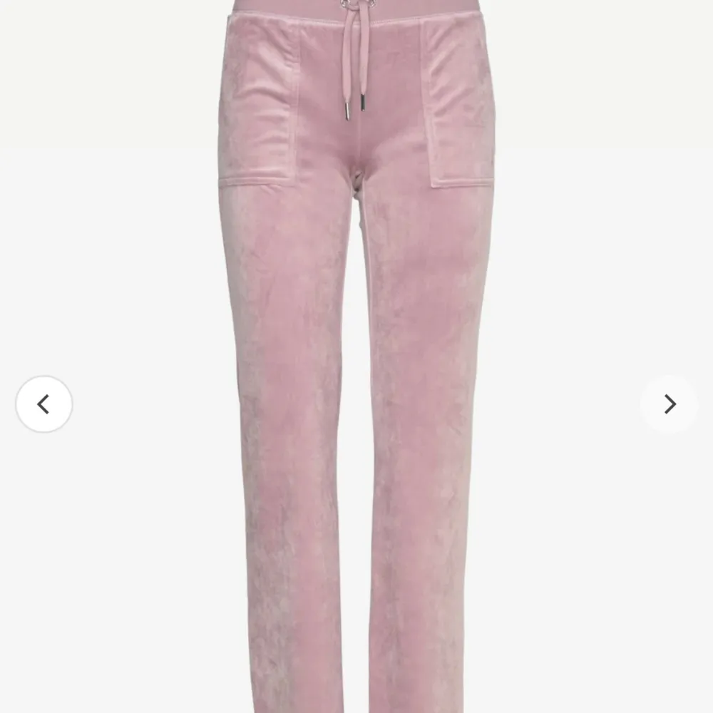 Säljer mitt juicy couture set i storlek M pågrund av att den inte kommer till användning längre. Vill bli av med den så fort som möjligt. Skriv för fler bilder på den. (Frotté material). Jeans & Byxor.