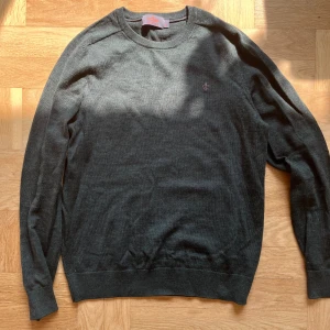 Morris merinoull - Säljer min snygga olivgröna merinoull tröja från Morris! Skick 9/10, knappt använd. Nypris 1499, mitt pris 599! Storlek M, passar även S!