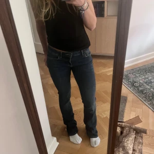 Bootcut jeans - Ett par mörkblå lågmidjade bootcut jeans från zara. Knappt använda och väldigt bra skick💞