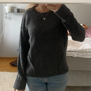 Grå stickad tröja  - Super fin grå stickad tröja ifrån hunkydory. Storlek S. Grå svart i färgen men några små detaljer. Använd mycket men fortfarande fint skick, Nypris ca 2000 kr. Säljer för 300 kr