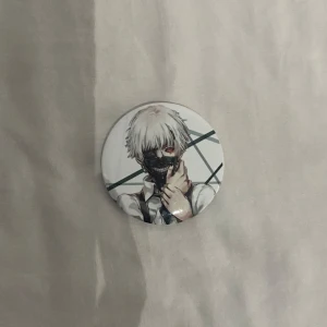 KEN KANEKI pin - Köptes på närcon (2019?). Bra skick!!