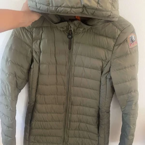 Parajumper - Säljer denna fina jacka då jag köpt en ny. Den är i mycket bra skick. Storlek XS 