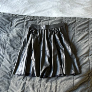  Skinnkjol  💕 - De är inte äkta skinn såklart 💕 Passar även xs skulle jag säga i mitt fall 💕 Så den är stor i storleken 