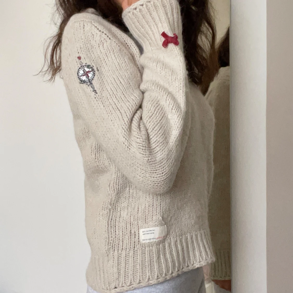 Beige stickad tröja med broderade detaljer - 90