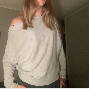 Allsaints tröja - Skitsnygg boatneck tröja! Går att ha off-shoulder också☺️ Nypris 1600kr men tyvärr har den små hål (se bild) därav priset