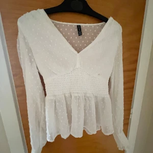 Blus - Säljer denna jätte fina vita blusen som sitter tajt på midjan som har en jätte liten fläck men blusen sitter otroligt fint på en 