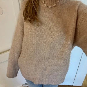 Rosa stickad tröja🩷 - Jätteskön och fin modell🩷🩷🩷Lite nopprig. inte säker att jag vill sälja så kom med ett bud!