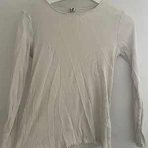 Créme färgad tröja  - Bra skick, väl använd, ostrykt 