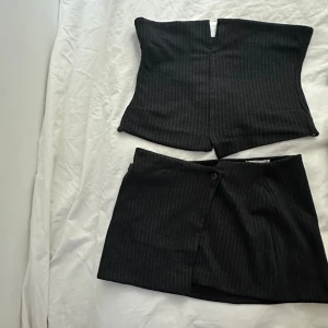 Set med kjol och tröja  - Supersnyggt sett från zara med topp och kjol. Jättesnyggt på! Aldrig använt då kjolen är lite för kort. Stretchig kjol så skulle säga att den passar small och medium.💕