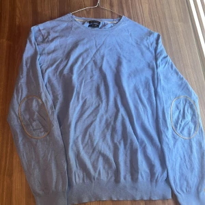 Massimodutti tröja - En fet massimodutti tröja. Färg ljusblå, storlek M men passar S. Har två feta patches på armbågarna i färg beige. Bra skick. Hör av dig bid mer frågor eller bilder.
