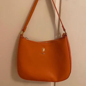 Orange handväska  - Orange handväska, endast använd en gång.