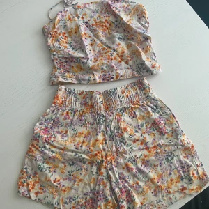 Linne set - Bra skick, nästan aldrig använd Fickor och sjusterbara straps Material: linen blend Linnet kan vara litet om större byst Blommönster