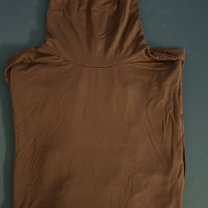 Tröja - Fint brun tröja. Användt men i bra skick. Passar bra med nån fina byxor. Den passar både L och Xl.