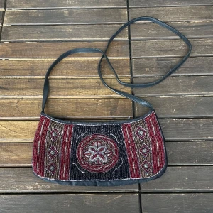 Pärlad axelremsväska  - Ganska liten men rymlig 